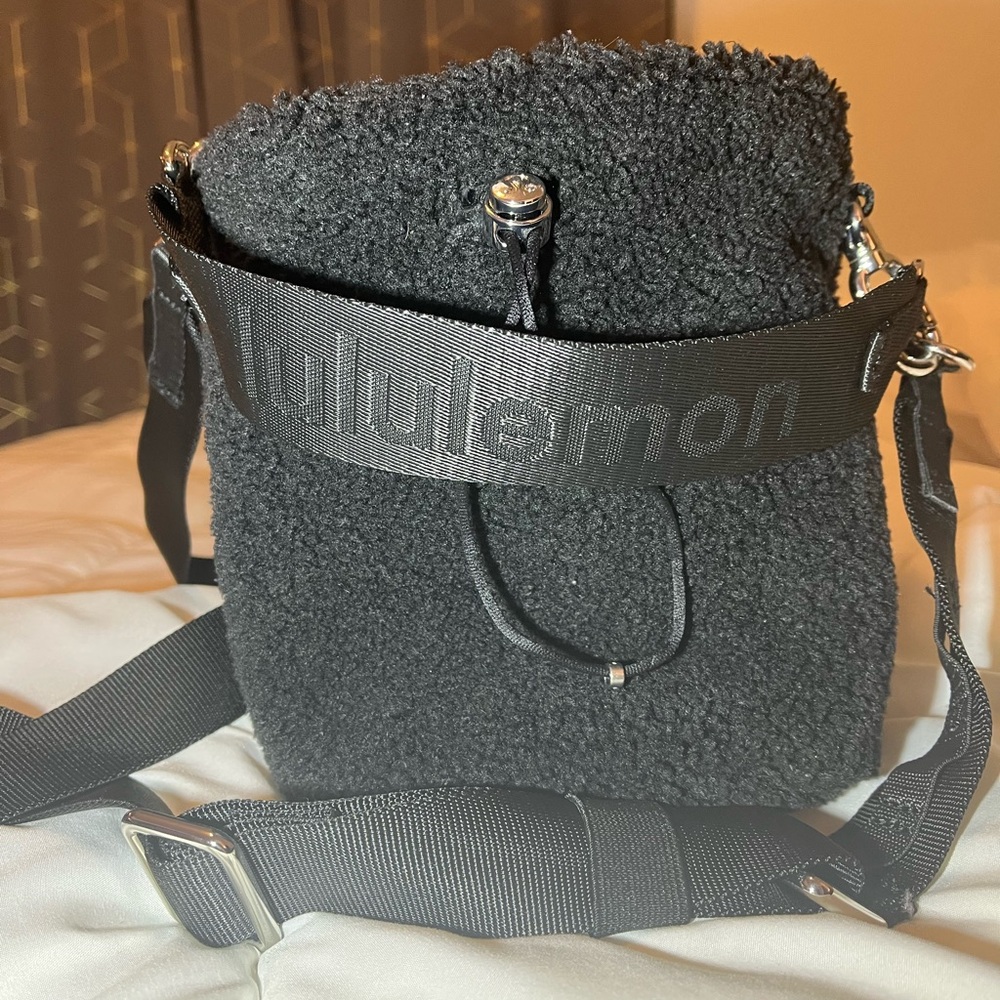 Lululemon Sherpa Crossbody Bucket Bag in Black